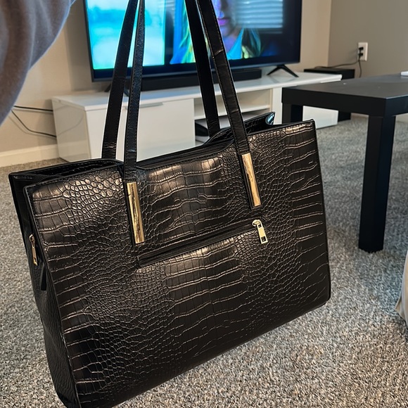 Black snakseskin tote bag with USB port - Picture 2 of 8